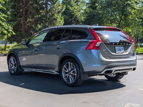 Used 2018 Volvo V60 T5 Cross Country w/ Convenience Package image 5