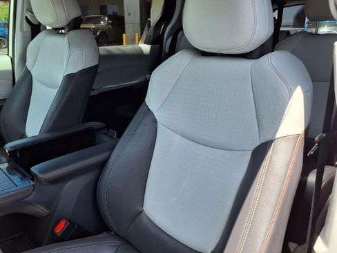 Used 2023 Toyota Sienna XSE FWD image 15