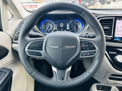 Used 2024 Chrysler Pacifica Touring-L image 15