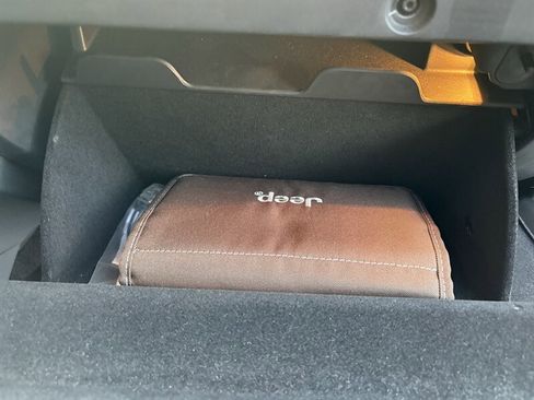 Used 2017 Jeep Grand Cherokee Overland image 21