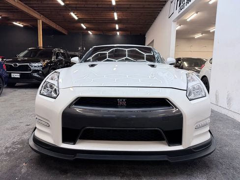 Used 2015 Nissan GT-R Premium image 3