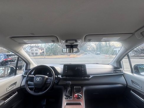 Used 2024 Toyota Sienna LE image 17
