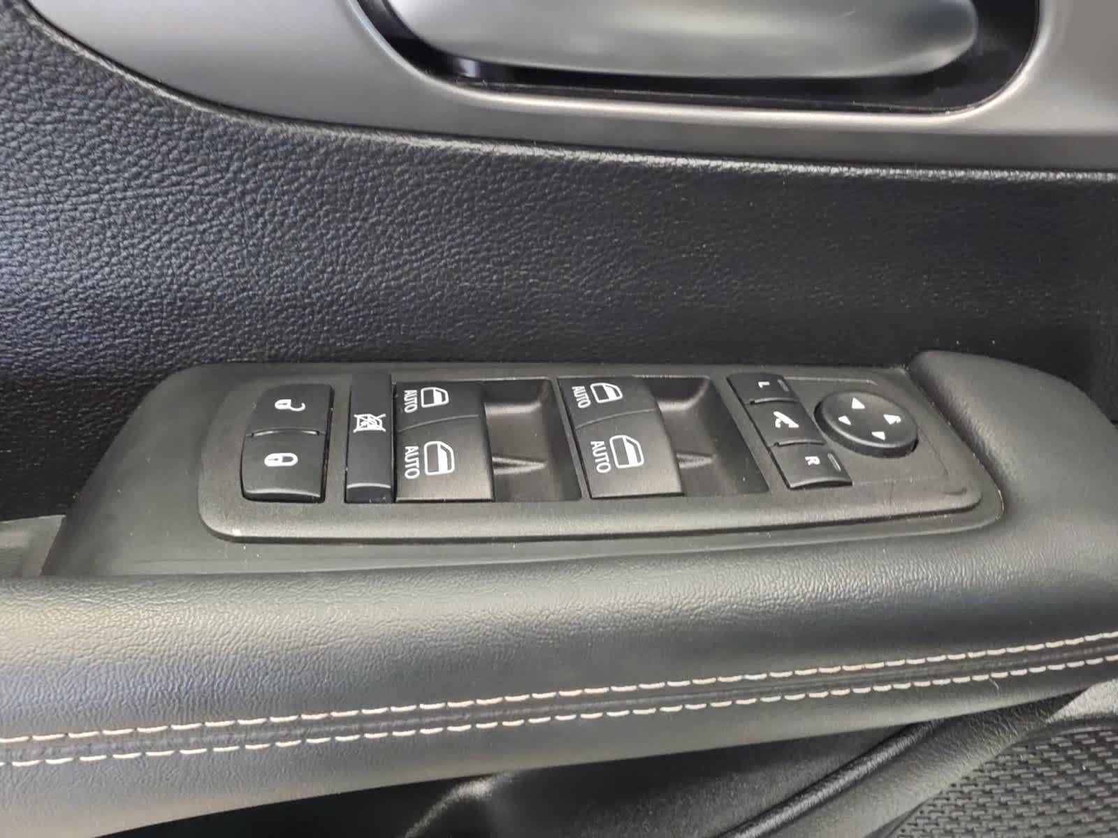 Used 2025 Chrysler Pacifica Limited FWD image 23