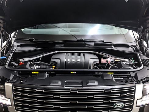 Used 2024 Land Rover Range Rover SE image 12