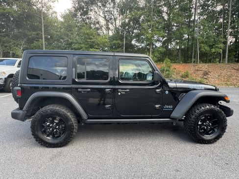 Used 2025 Jeep Wrangler Willys AWD/4WD image 4