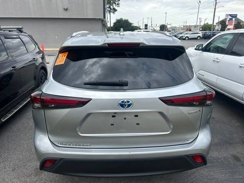 Used 2024 Toyota Highlander XLE AWD/4WD image 4