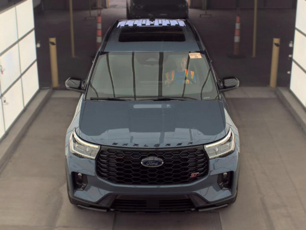 Used 2025 Ford Explorer ST AWD/4WD image 3