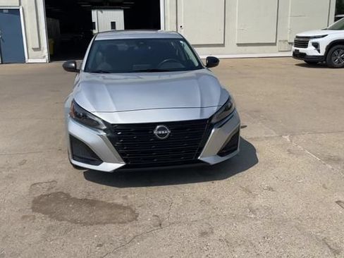 Used 2024 Nissan Altima 2.5 SV FWD image 3