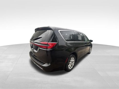 Used 2023 Chrysler Pacifica Touring-L FWD image 7