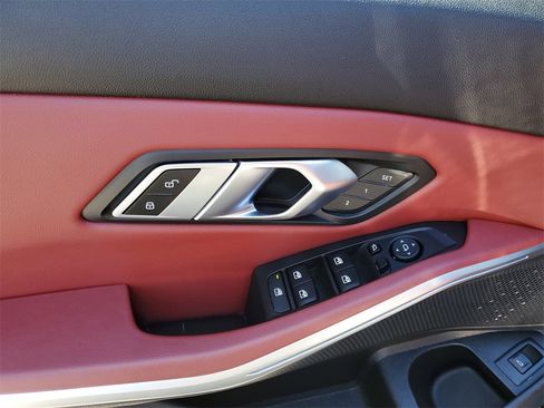 Used 2022 BMW 330i Sedan w/ M Sport Package image 17