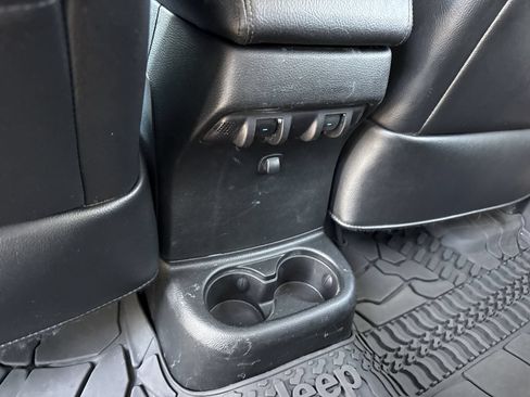 Used 2017 Jeep Wrangler Unlimited Rubicon AWD/4WD image 12