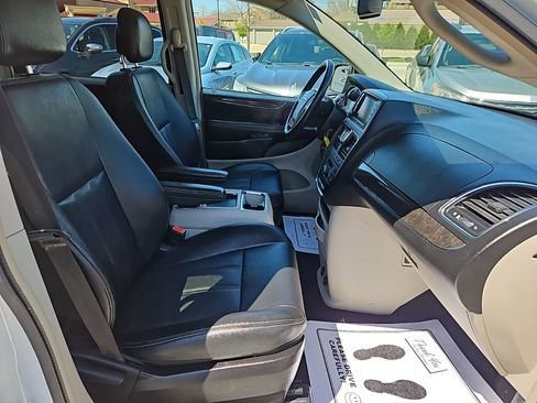 Used 2016 Chrysler Town & Country Touring image 22