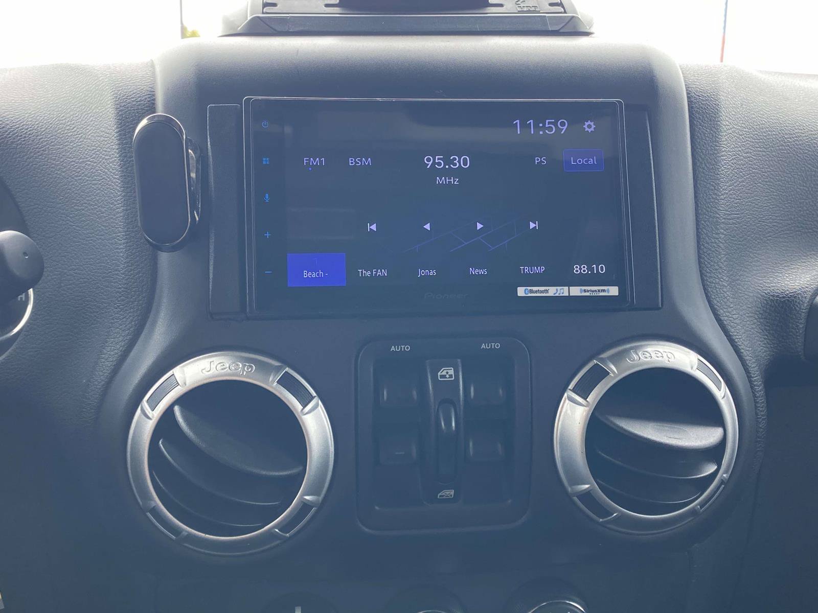 Used 2015 Jeep Wrangler Unlimited Rubicon AWD/4WD image 36