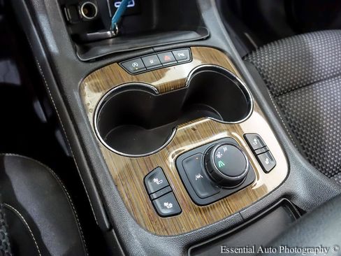 Used 2022 GMC Acadia SLE w/ Driver Convenience Package image 24