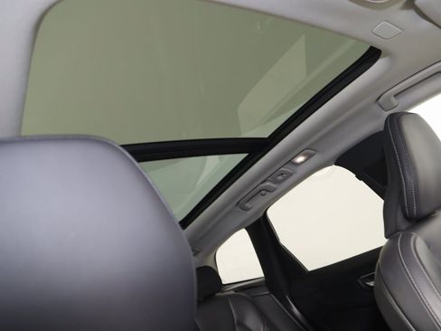 Used 2022 Volvo XC60 B5 Inscription w/ Climate Package image 11