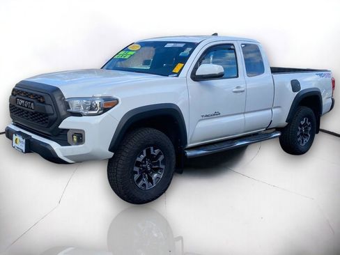Used 2017 Toyota Tacoma TRD Off-Road image 2