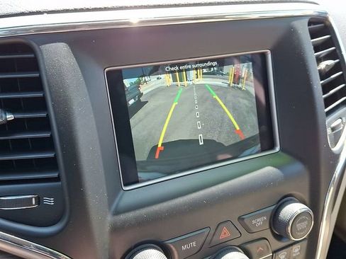 Used 2021 Jeep Grand Cherokee Laredo AWD/4WD image 17