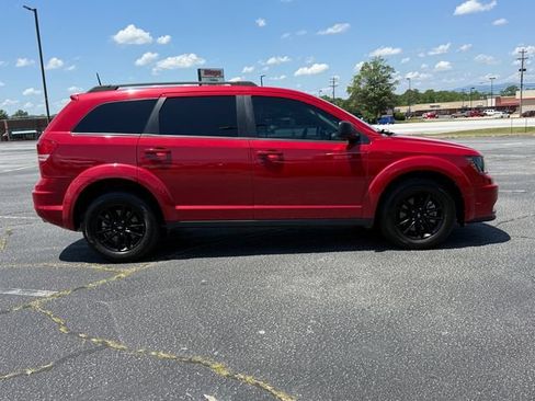 Used 2020 Dodge Journey SE w/ Blacktop Package FWD image 2