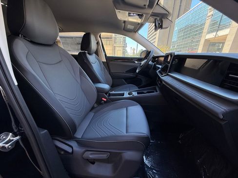 New 2025 Volkswagen Tiguan SE image 21