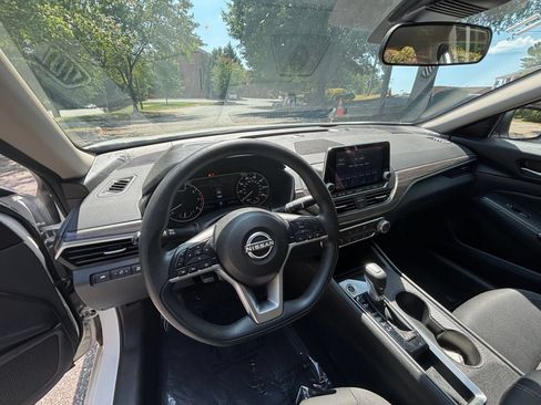 Used 2025 Nissan Altima 2.5 SV FWD image 32