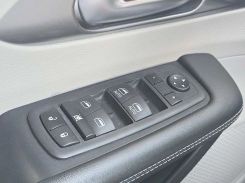 Used 2023 Chrysler Pacifica Touring-L FWD image 40