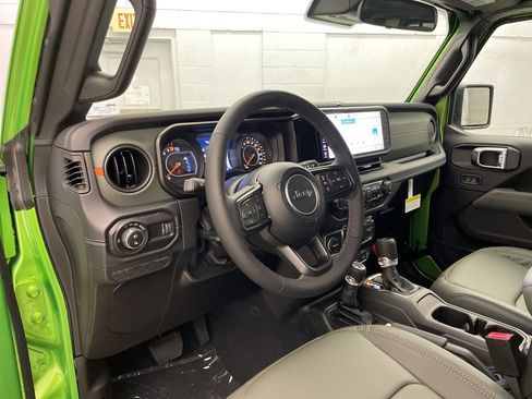 New 2025 Jeep Gladiator Mojave w/ Convenience Group image 14