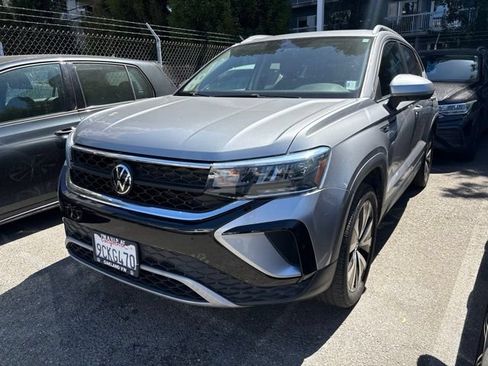 Certified 2022 Volkswagen Taos SE FWD image 2
