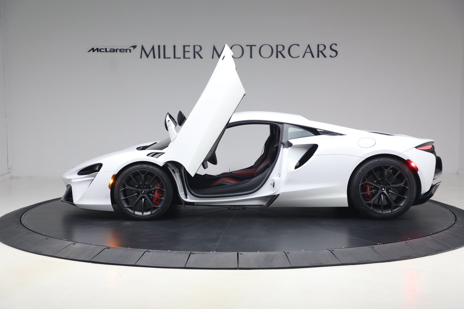 Used 2023 McLaren Artura RWD image 15