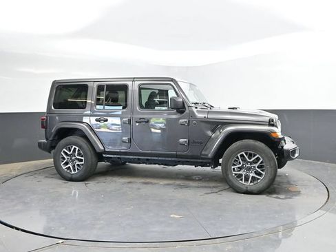 Used 2025 Jeep Wrangler Unlimited Sahara AWD/4WD image 5
