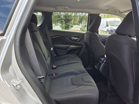 Used 2021 Jeep Cherokee Latitude FWD image 16
