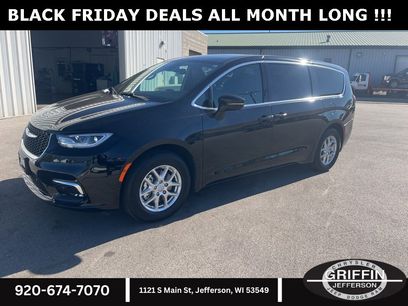 Used 2025 Chrysler Pacifica Select