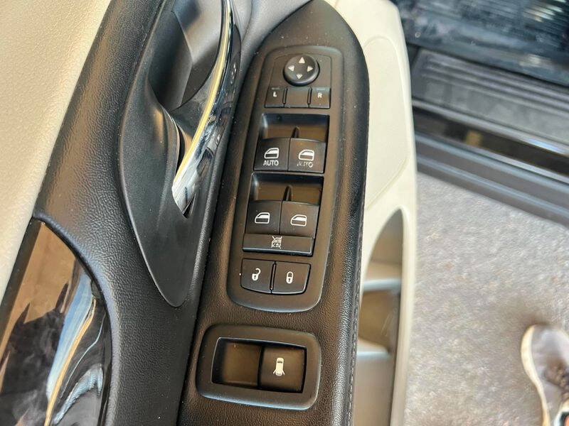 Used 2016 Dodge Grand Caravan SXT FWD image 18