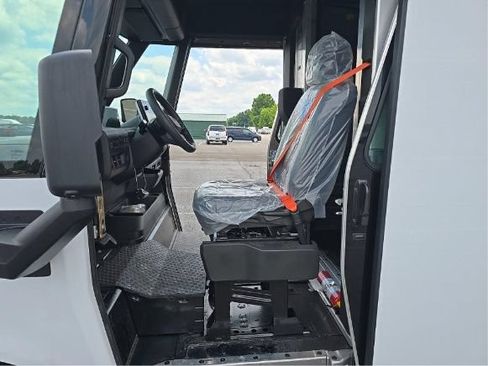 Used 2024 Chevrolet Brightdrop 400 w/ Commercial Equipment Package AWD/4WD image 5