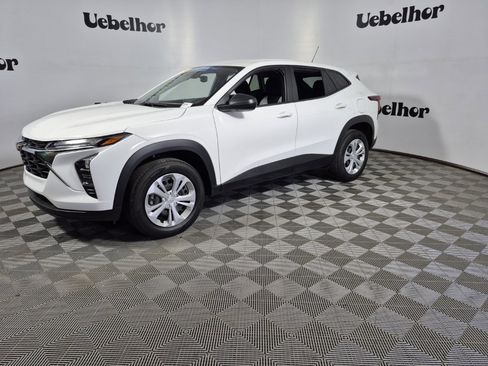 Certified 2025 Chevrolet Trax LS image 3