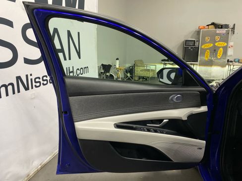 Used 2023 Hyundai Elantra Limited image 9