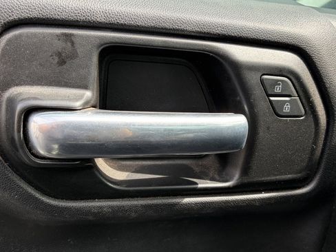 Used 2019 Chevrolet Silverado 1500 Custom w/ Custom Value Package image 9