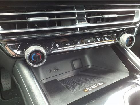 Used 2025 Chevrolet Traverse LT w/ Driver Confidence Package image 27