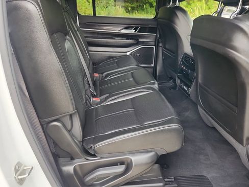 Used 2023 Jeep Wagoneer 4WD image 17