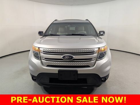 Used 2014 Ford Explorer XLT w/ Equipment Group 202A image 2