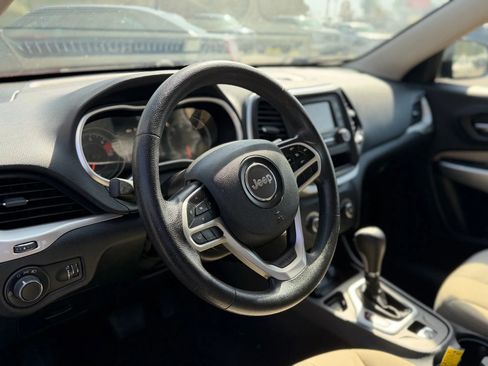 Used 2017 Jeep Cherokee Sport image 12