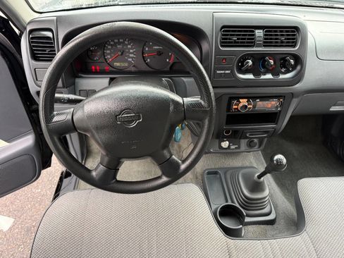 Used 2001 Nissan Frontier XE image 18