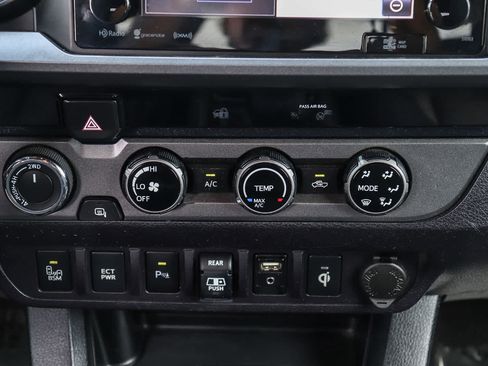 Used 2018 Toyota Tacoma TRD Sport w/ Technology Package image 16