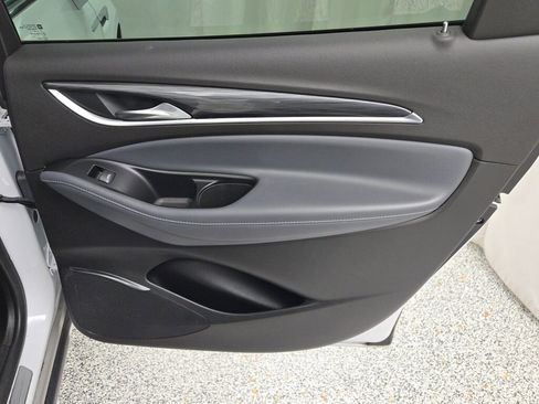 Used 2024 Buick Enclave Premium image 9