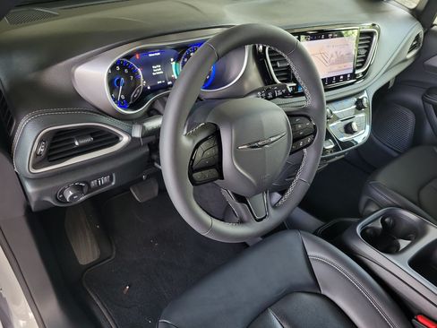 New 2026 Chrysler Pacifica Select FWD image 17