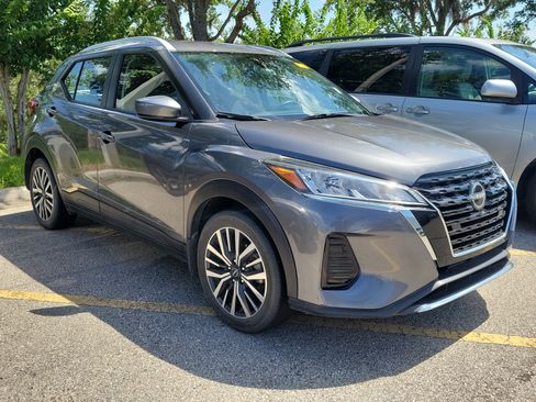 Used 2022 Nissan Kicks SV FWD image 2
