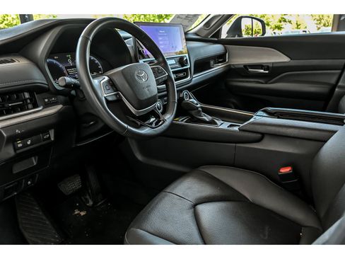 Used 2024 Toyota Grand Highlander AWD image 3