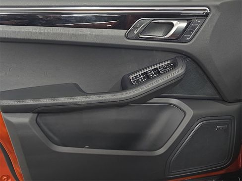 Certified 2025 Porsche Macan image 22