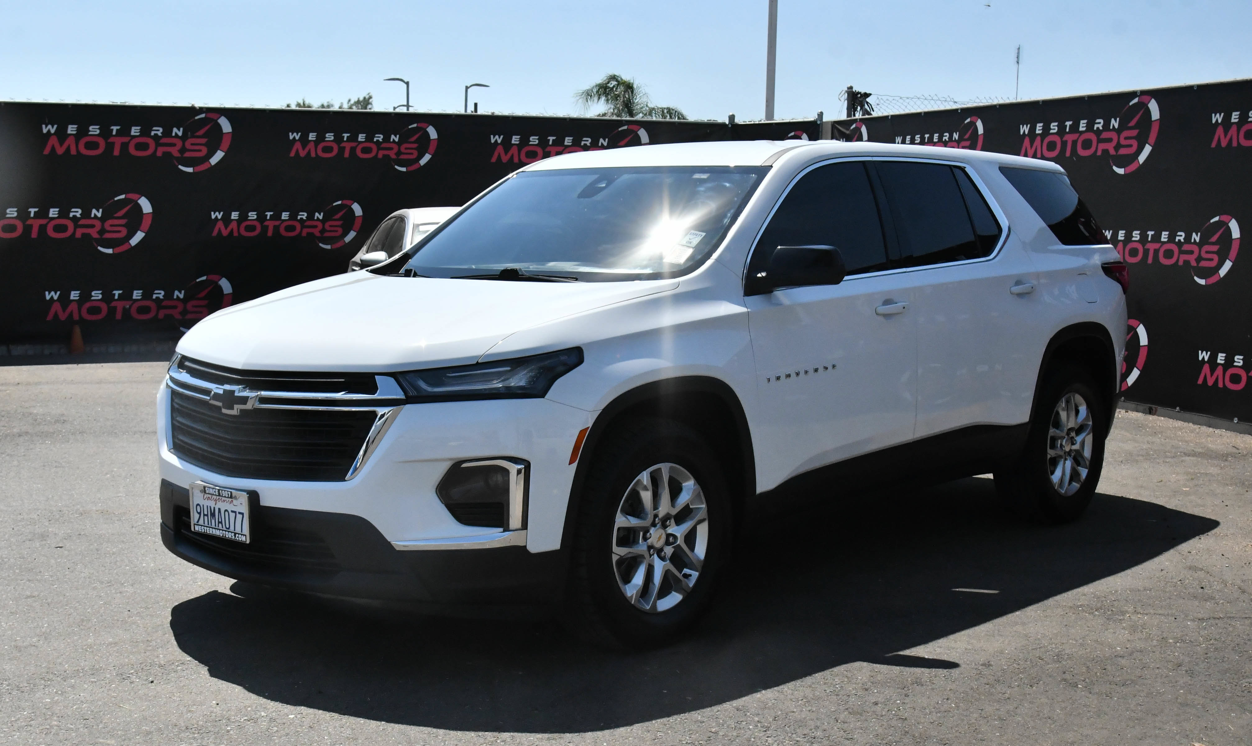 Used 2023 Chevrolet Traverse LS w/ LPO, Cargo Package FWD image 3