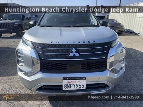 Used 2022 Mitsubishi Outlander SE image 2