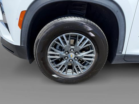 Used 2025 Chevrolet Traverse LT AWD/4WD image 9